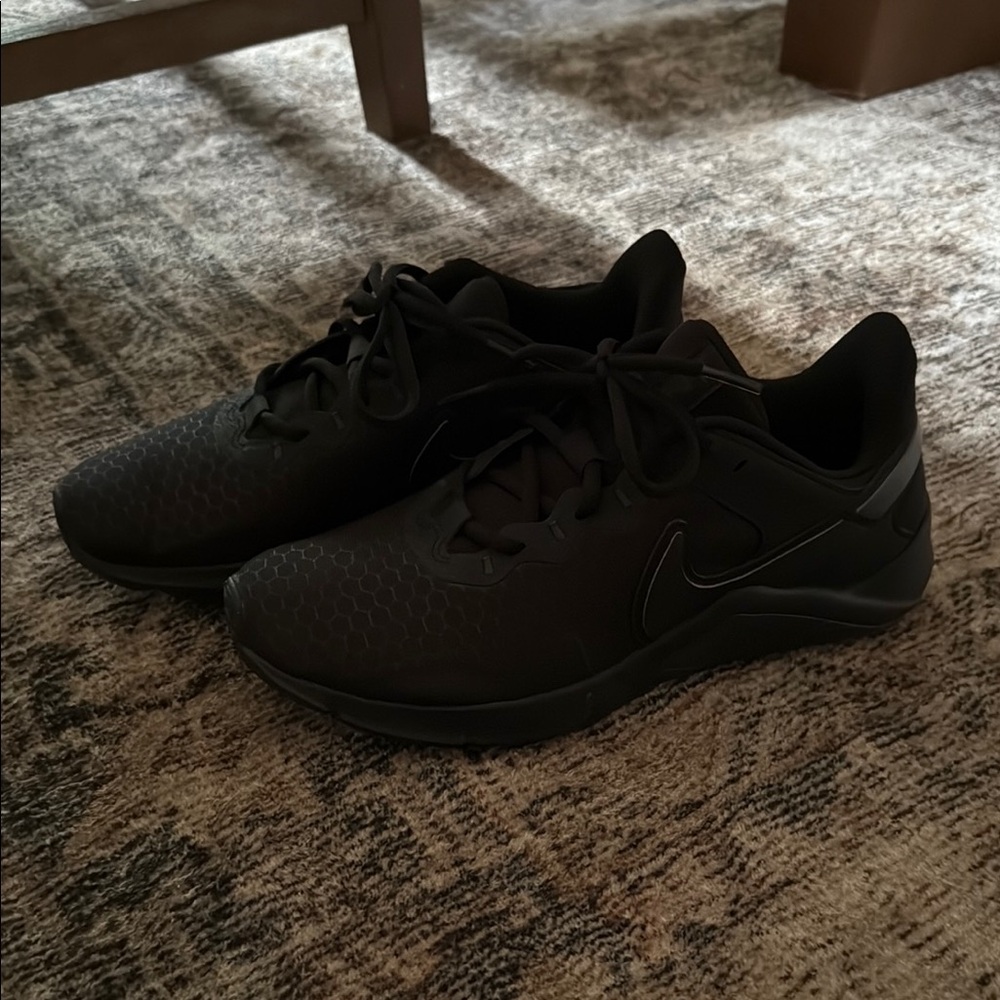 Nike Black Athletic Shoes Sleek Design